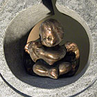 Bronze Engel in Stein